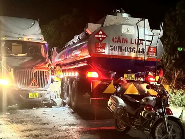 Xe container va chạm xe bồn, Quốc lộ 62 ùn tắc trong đêm