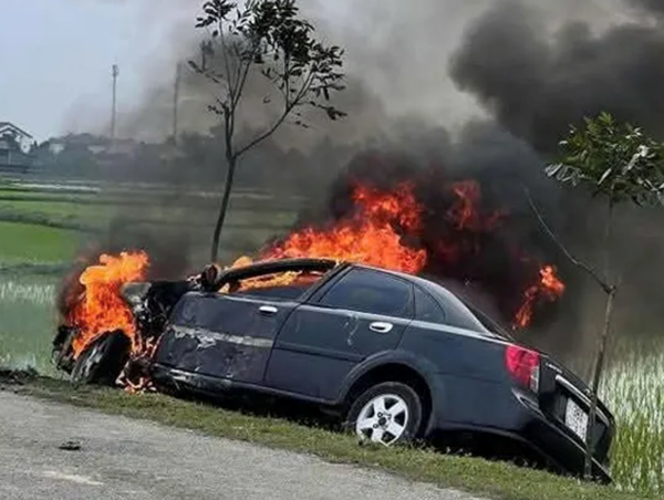 Đang lưu thông trên đường ô tô bốc cháy dữ dội và bị thiêu rụi