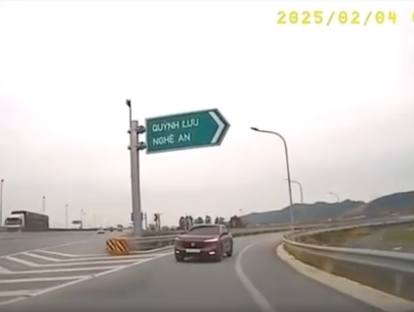 Phạt 19 triệu, trừ 4 điểm GPLX với nữ tài xế đi ngược chiều trên cao tốc