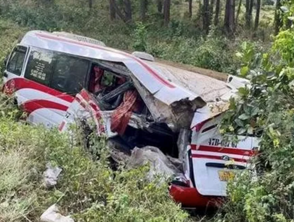 Xe khách đang dừng bị xe tải tông văng xuống taluy âm