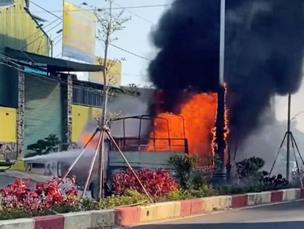 Ô tô tải bốc cháy dữ dội và trôi ra giữa đường phố