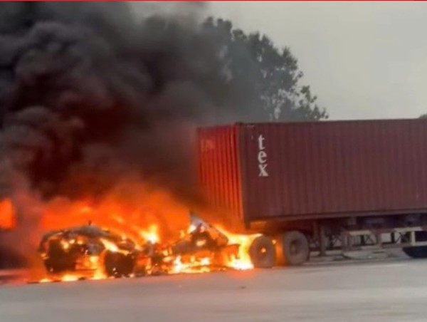 Đang lưu thông trên đường, xe đầu kéo bất ngờ bốc cháy