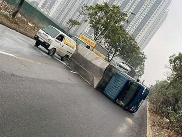 Cảnh sát giao thông Hà Nội khuyến cáo lái xe an toàn sau 2 vụ xe tải tự lật trong mưa phùn