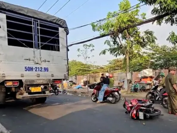 Va chạm với xe tải, một người đàn ông đi xe máy tử vong