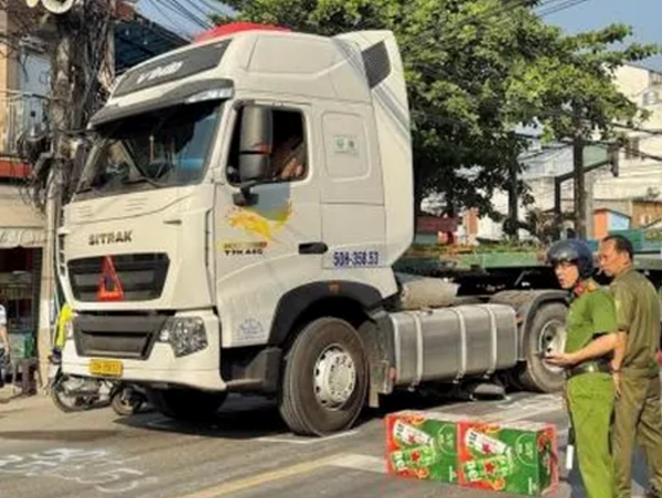 Xe đầu kéo va chạm xe máy ngay đường ray, 1 người tử vong