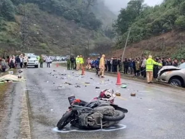 Xe bán tải mất lái va chạm với xe máy, 2 người tử vong tại chỗ