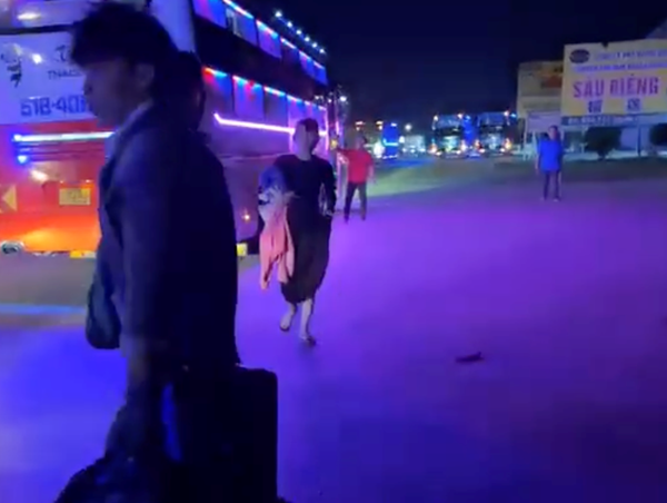 CSGT hỗ trợ đưa sản phụ vỡ ối trên xe khách đến bệnh viện kịp thời