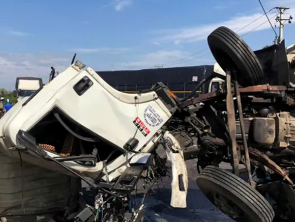 Xe tải tự tông vào dải phân cách rồi lật ngang, phụ xe tử vong