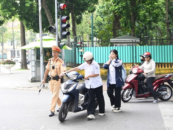 Hà Nội: phát hiện 353 trường hợp vi phạm Luật Giao thông ngày 10/2