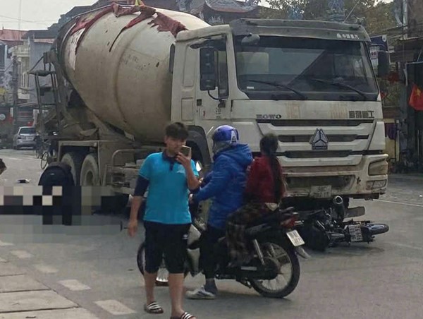 Va chạm với xe bồn, 2 nam thanh niên đi xe máy thương vong