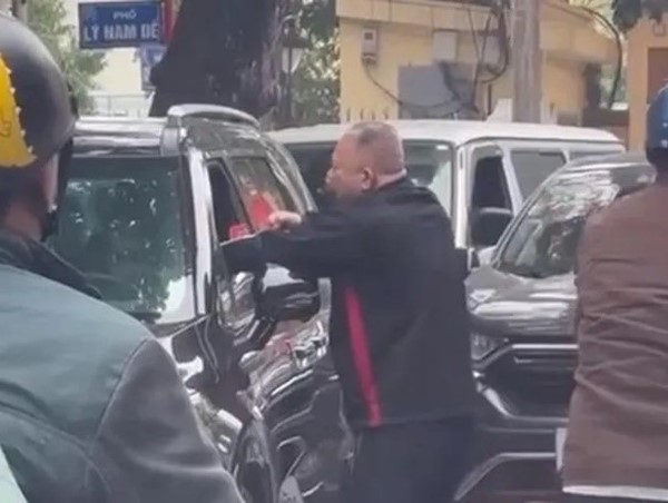 Thông tin ban đầu vụ lái xe ô tô bị đánh trên phố Cửa Đông, Hoàn Kiếm