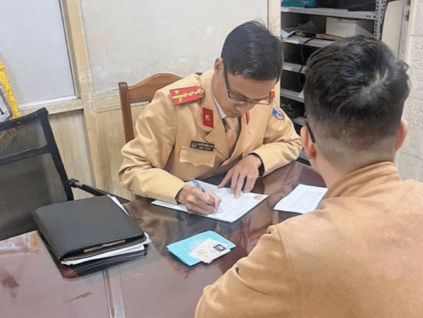 Xử lý tài xế xe Lexus đỗ tại khu vực có biển cấm, gây ùn tắc