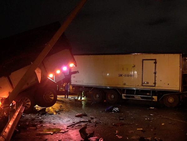 3 xe tải tông liên hoàn, 5 người bị thương