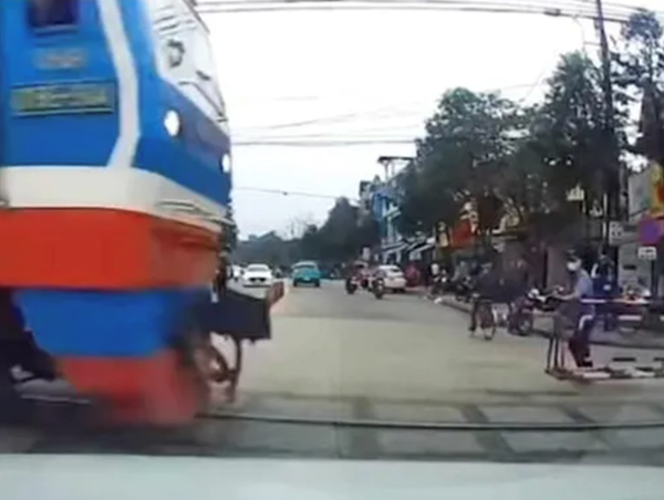 Kỷ luật 4 cá nhân liên quan vụ quên đóng gác chắn đường sắt tại Huế