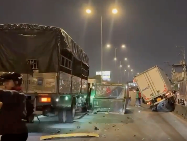 Xe tải mất lái tông liên hoàn vào 2 xe tải khác cùng chiều