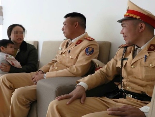 Cảnh sát giao thông Hà Nội hỗ trợ cháu bé bị sốt cao đến bệnh viện cấp cứu kịp thời