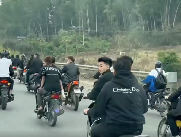 Xác minh nhóm thanh niên đi xe máy tháo biển số, dàn hàng trên quốc lộ