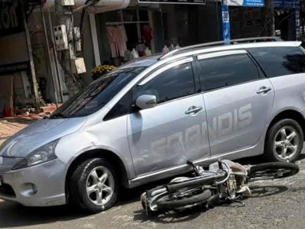 Va chạm với ô tô, một người đi xe máy tử vong