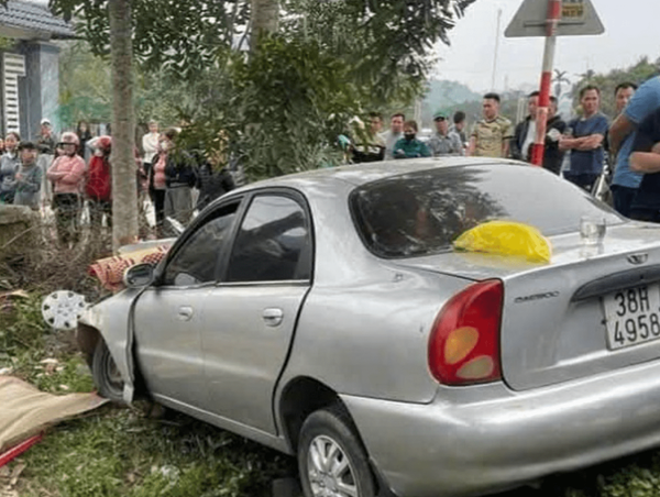 Ô tô mất lái tông 2 bà cháu tử vong