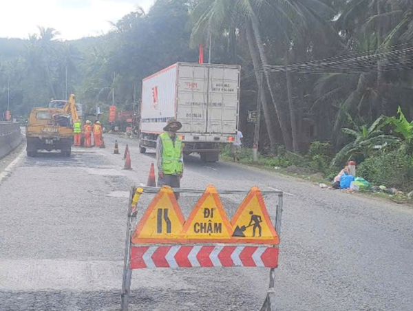 Sửa mặt đường QL1 qua tỉnh Phú Yên sau đợt mưa kéo dài để đảm bảo an toàn