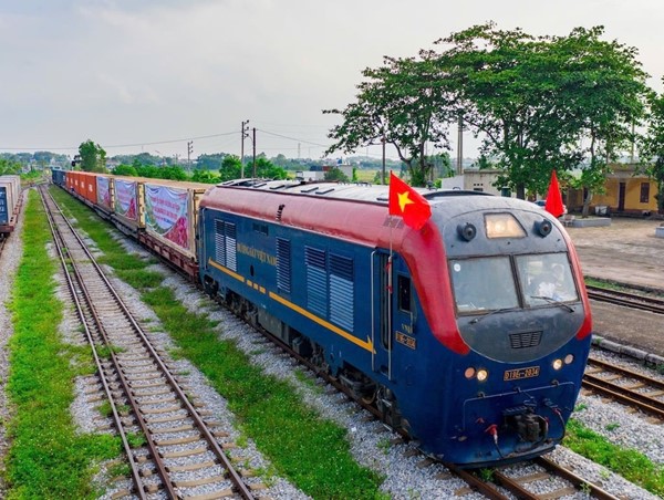 Tuyến đường sắt Lào Cai - Hà Nội - Hải Phòng: nên ưu tiên đặt hàng các DN trong nước