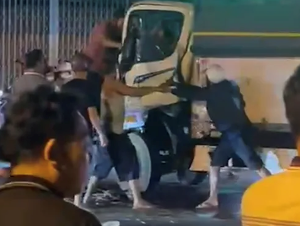 Người dân phá cửa cứu tài xế xe tải mắc kẹt sau va chạm giao thông