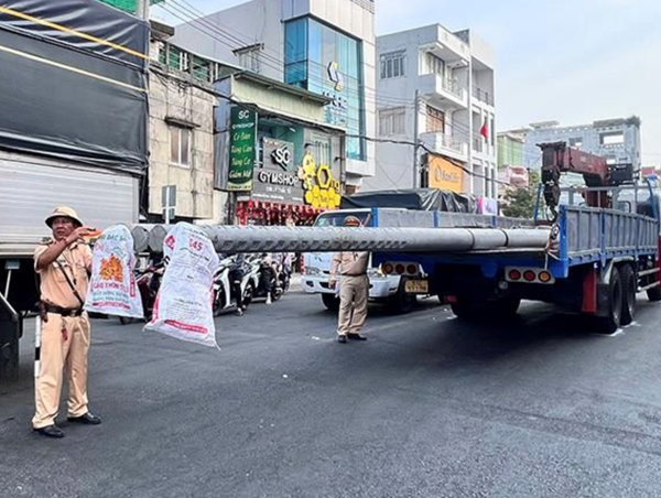 Va chạm với xe tải chở trụ điện, một người đi xe máy văng xa và tử vong