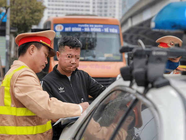 Hà Nội: trừ điểm giấy phép lái xe hơn 30 trường hợp trong ngày 17/2
