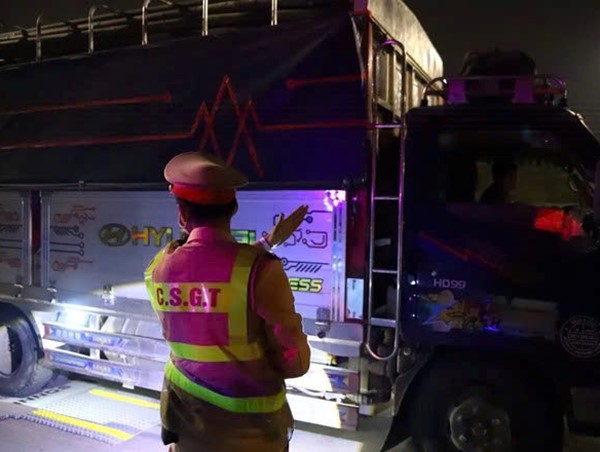 CSGT Hà Nội xuyên đêm tuần tra, cảnh báo nguy cơ trên đường trơn trượt