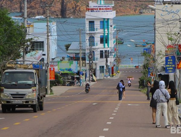 Bình Định: nhắc nhở du khách đứng giữa đường chụp ảnh đu trend