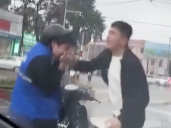 Triệu tập nam thanh niên đánh tới tấp một nam sinh trên đường