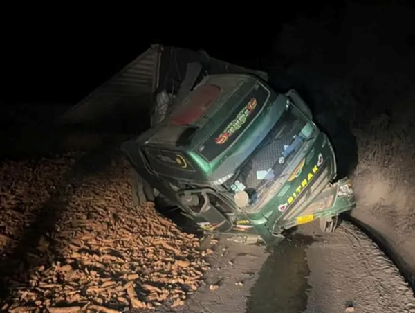 Xe tải mất lái lật nghiêng trên đường lên Cửa khẩu quốc tế La Lay