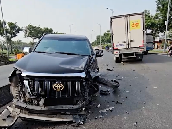 Ô tô 7 chỗ lao qua làn ngược chiều va chạm xe tải