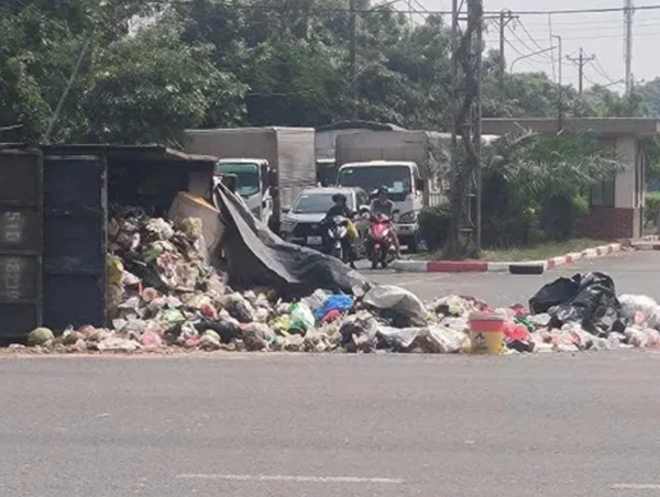 Đánh lái ôm cua, xe tải chở rác mất thăng bằng lật nhào trên đường