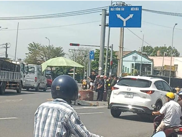 Va chạm xe đầu kéo, 1 phụ nữ đi xe máy tử vong