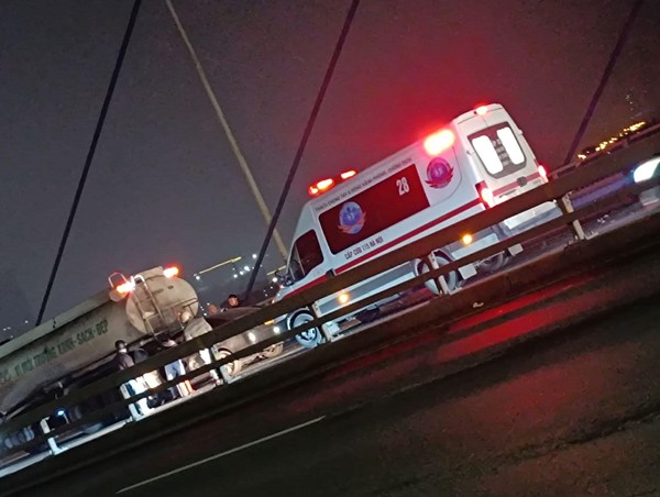 Ô tô con biến dạng đầu khi đâm vào xe rửa đường trên cầu Nhật Tân