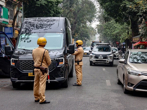 Tuyên truyền, xử lý xe khách, xe hợp đồng đón trả khách gây ùn ứ khu vực phố cổ