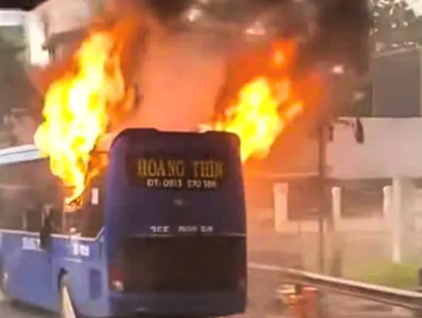 Xe khách bốc cháy dữ dội trên QL1 qua Bình Định