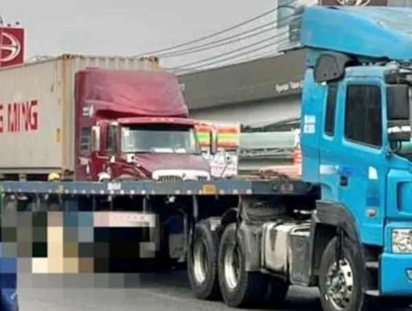 Xe tải va chạm xe máy, một bé gái ngã ra đường bị xe đầu kéo cán tử vong