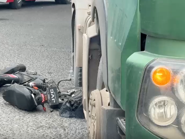 Xe đầu kéo va chạm xe đạp điện, một phụ nữ tử vong