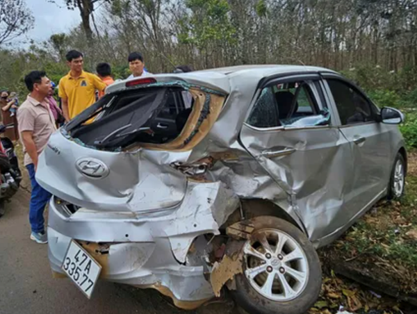 Ô tô con vượt ẩu mất lái lao sang làn ngược chiều bị xe con khác tông trúng