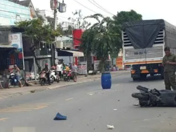 Một cô gái tử vong do va chạm xe tải