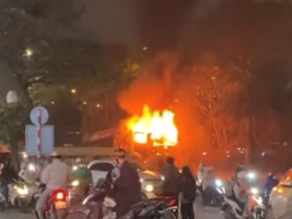 Ô tô bốc cháy dữ dội khi đang lưu thông trên đường gom Đại lộ Thăng Long