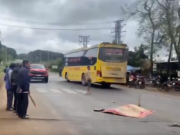 Rẽ thiếu quan sát, cụ ông 82 tuổi đi xe máy bị ô tô bán tải đâm tử vong