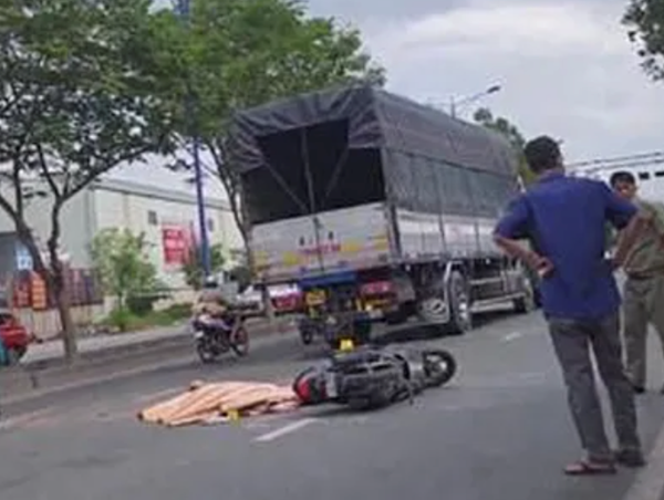 Xe máy va chạm xe tải, một nam thanh niên tử vong