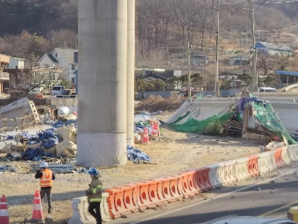 Video: Cầu cao tốc Hàn Quốc sập, ghi nhận 8 thương vong