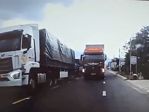 Phạt tài xế xe đầu kéo chạy ngược chiều trên QL1 qua tin báo của người dân