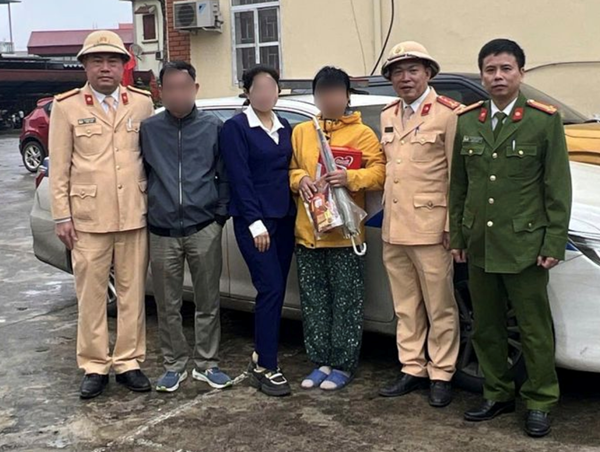 Cảnh sát giao thông đưa cháu bé đi xe đạp lạc vào cao tốc về nhà an toàn