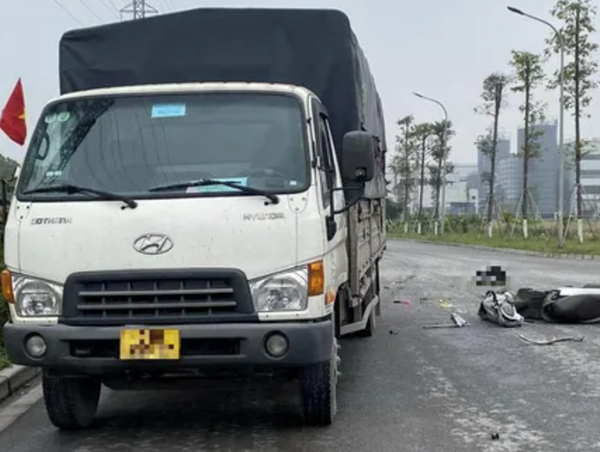 Tông vào xe tải giữa ngã tư, một người phụ nữ đi xe máy tử vong