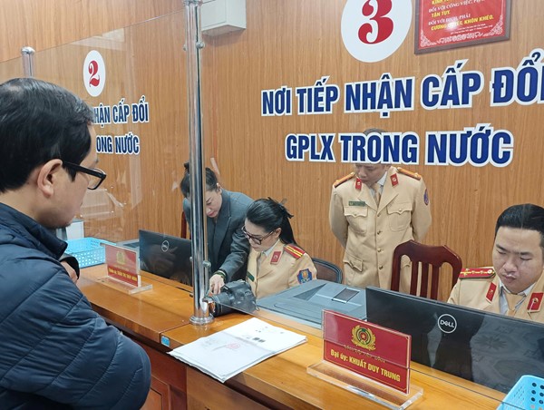Ngày đầu CSGT Hà Nội cấp, đổi giấy phép lái xe: thuận lợi, nhanh chóng